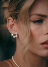 Load image into Gallery viewer, Flora Pearl earrings

